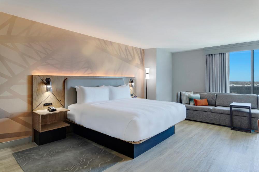 Concierge Queen Room interior